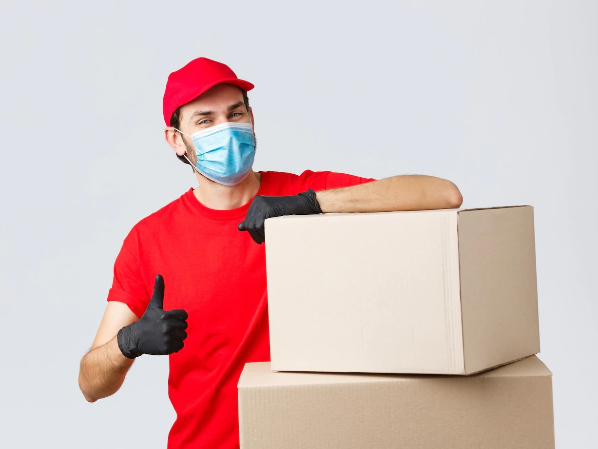 Kolilerle paketleme hazırlığı yapan taşıma görevlisi